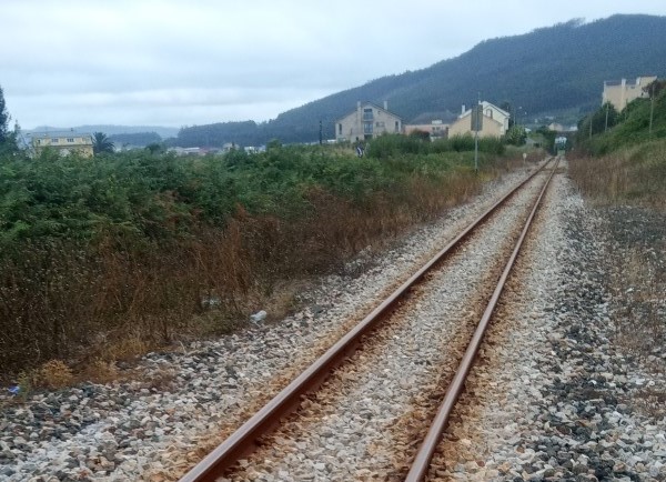 Vía de tren camino a una estación